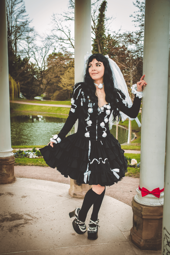 Robe gothic lolita noire et blanche inspiration mariée